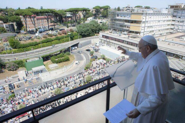 Pope Francis leaves hospital and returns to Vatican