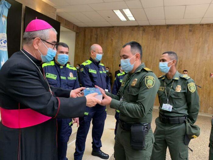 The Military Bishops’ Conference donates 500 Bibles to the Colombian National Police